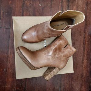 Lucky Brand, Size 10M, Tan Color.